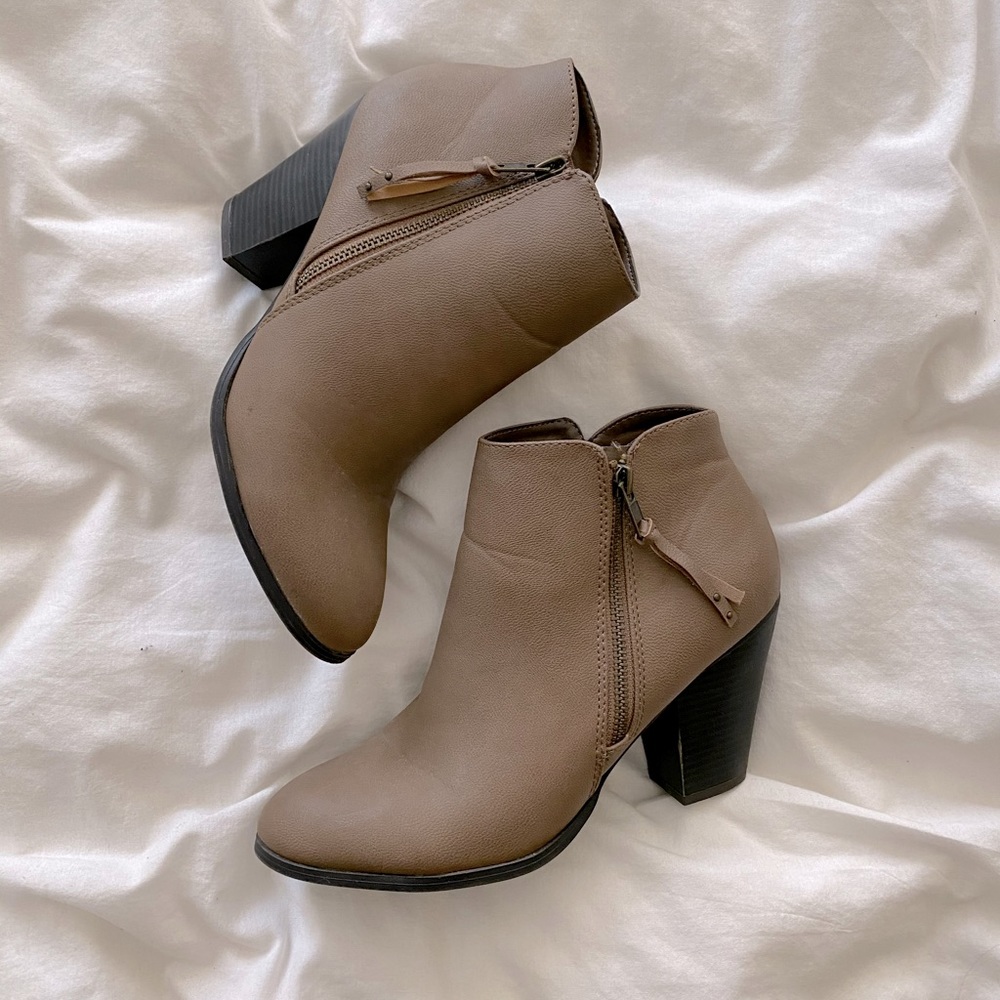 Universal Thread Zip Up Booties